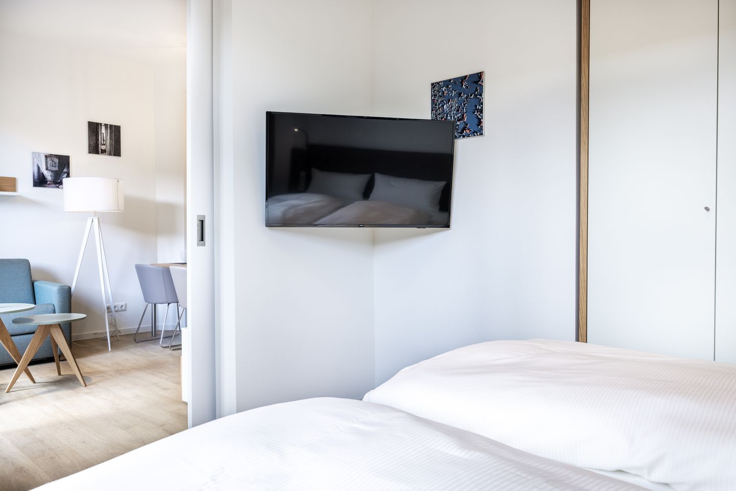 Krusespeicher Krusespeicher 4-54 Wismar - Schlafzimmer mit Doppelbett und Flatscreen TV - gbmv0-01 - Großenbrode