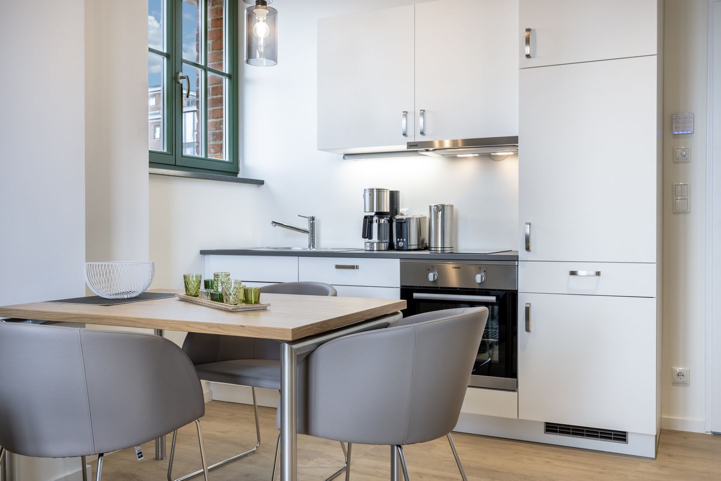 Krusespeicher Krusespeicher 6-72 Wismar - Küchenzeile mit Esstisch und Sitzgelegenheit