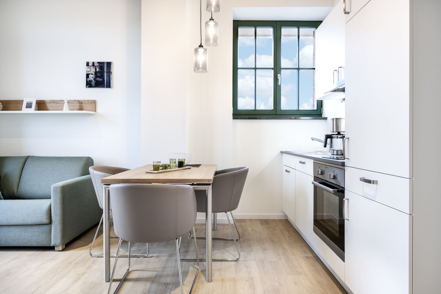 Krusespeicher Krusespeicher 6-72 Wismar - Wohn-Essbereich mit Couch und Küchenzeile