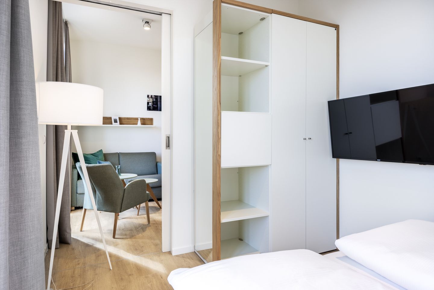 Krusespeicher Krusespeicher 6-72 Wismar - Schlafzimmer mit Doppelbett und Flatscreen TV - gbmv0-01 - Großenbrode