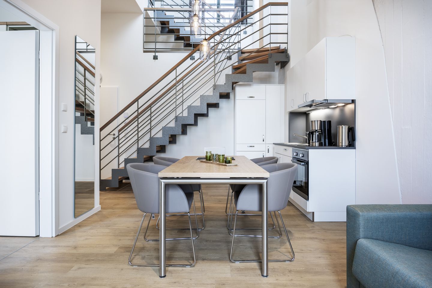 Krusespeicher Krusespeicher 6-74 Wismar - Wohn-Essbereich mit Esstisch und Sitzgelegenheit