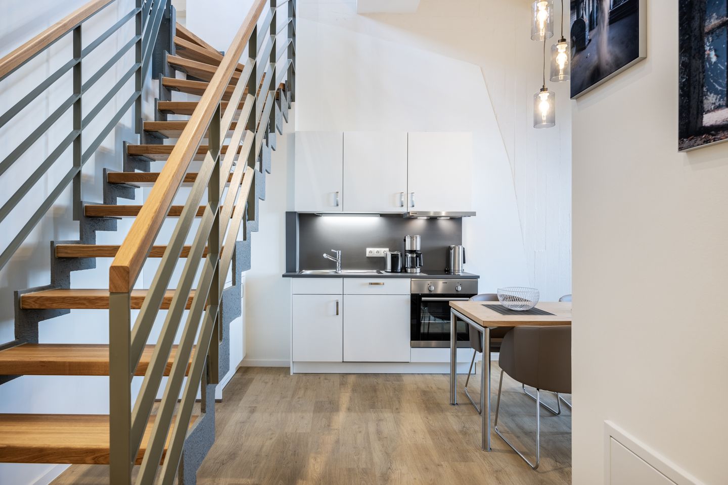 Krusespeicher Krusespeicher 6-74 Wismar - Küchenzeile mit Esstisch und Sitzgelegenheit