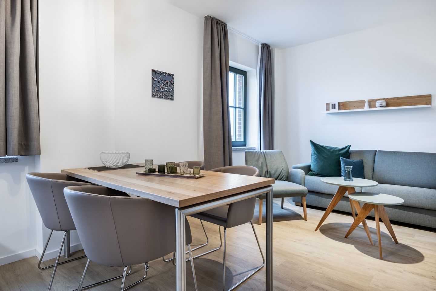 Krusespeicher Krusespeicher 4-52 Wismar - Wohn-Essbereich mit Couch und Esstisch