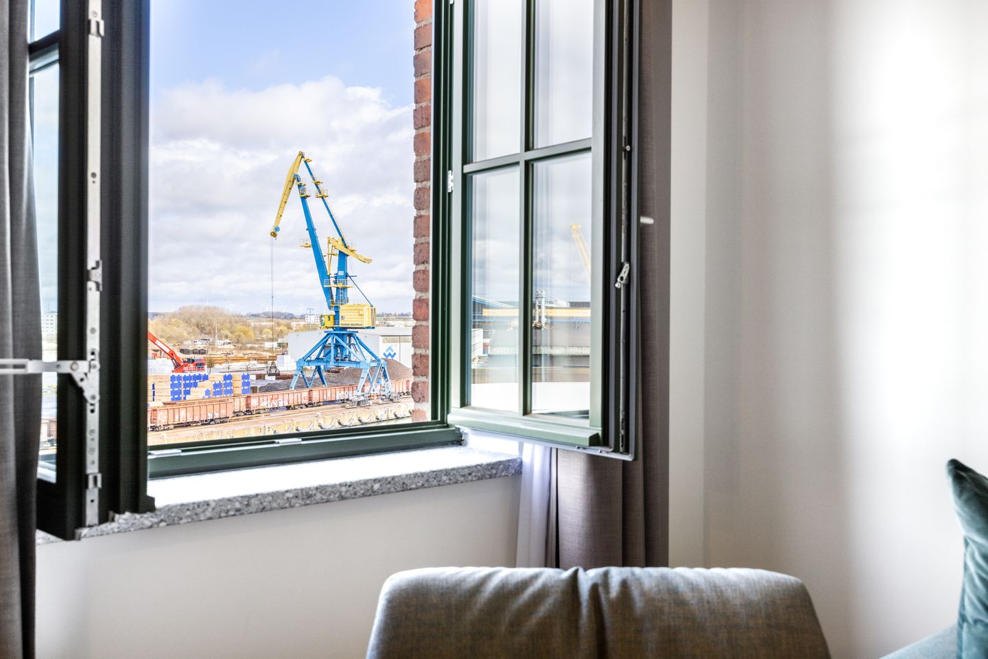 Krusespeicher Krusespeicher 4-52 Wismar - Wohn-Essbereich mit Couch