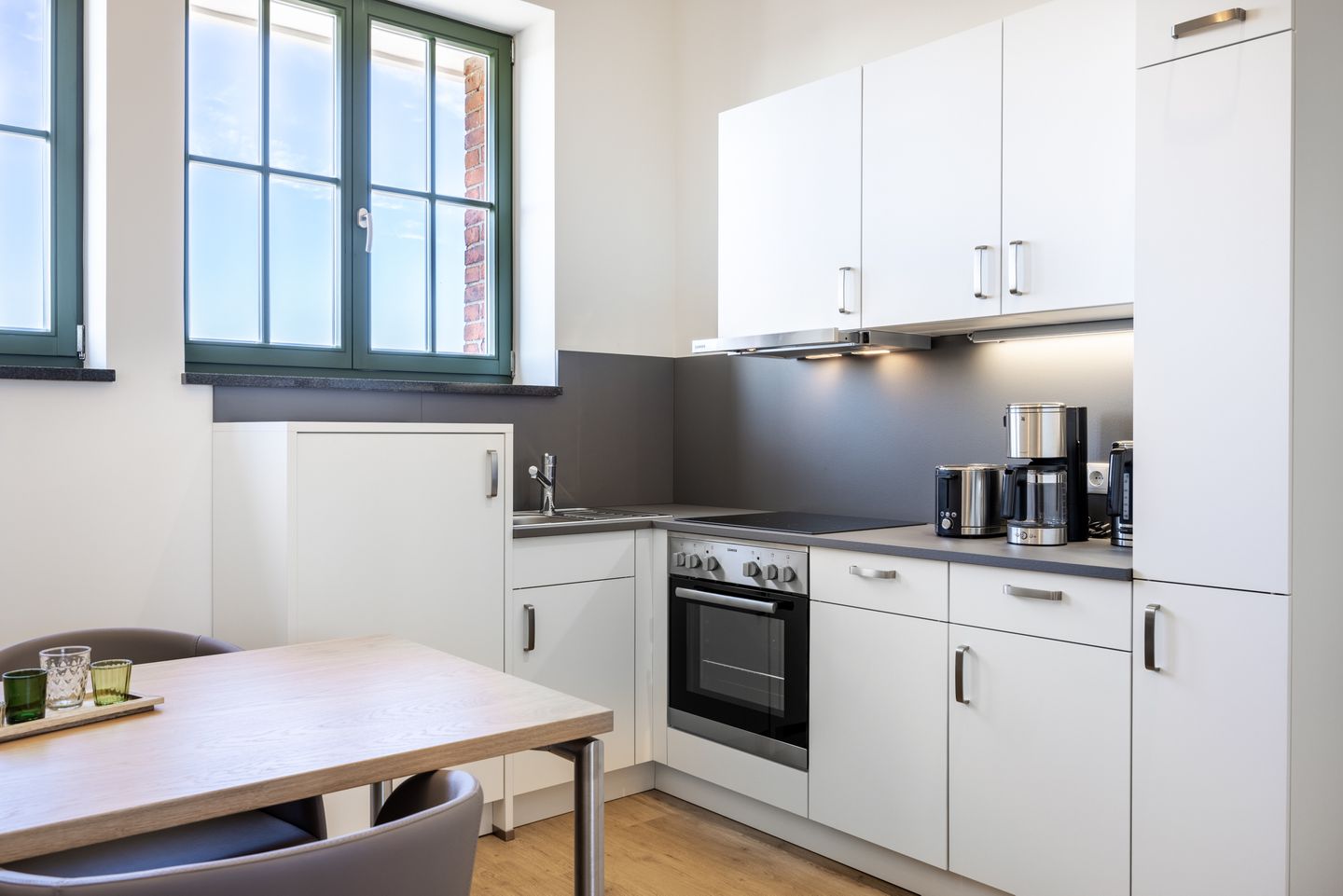 Krusespeicher Krusespeicher 6-73 Wismar - Küchenzeile mit Esstisch und Sitzgelegenheit