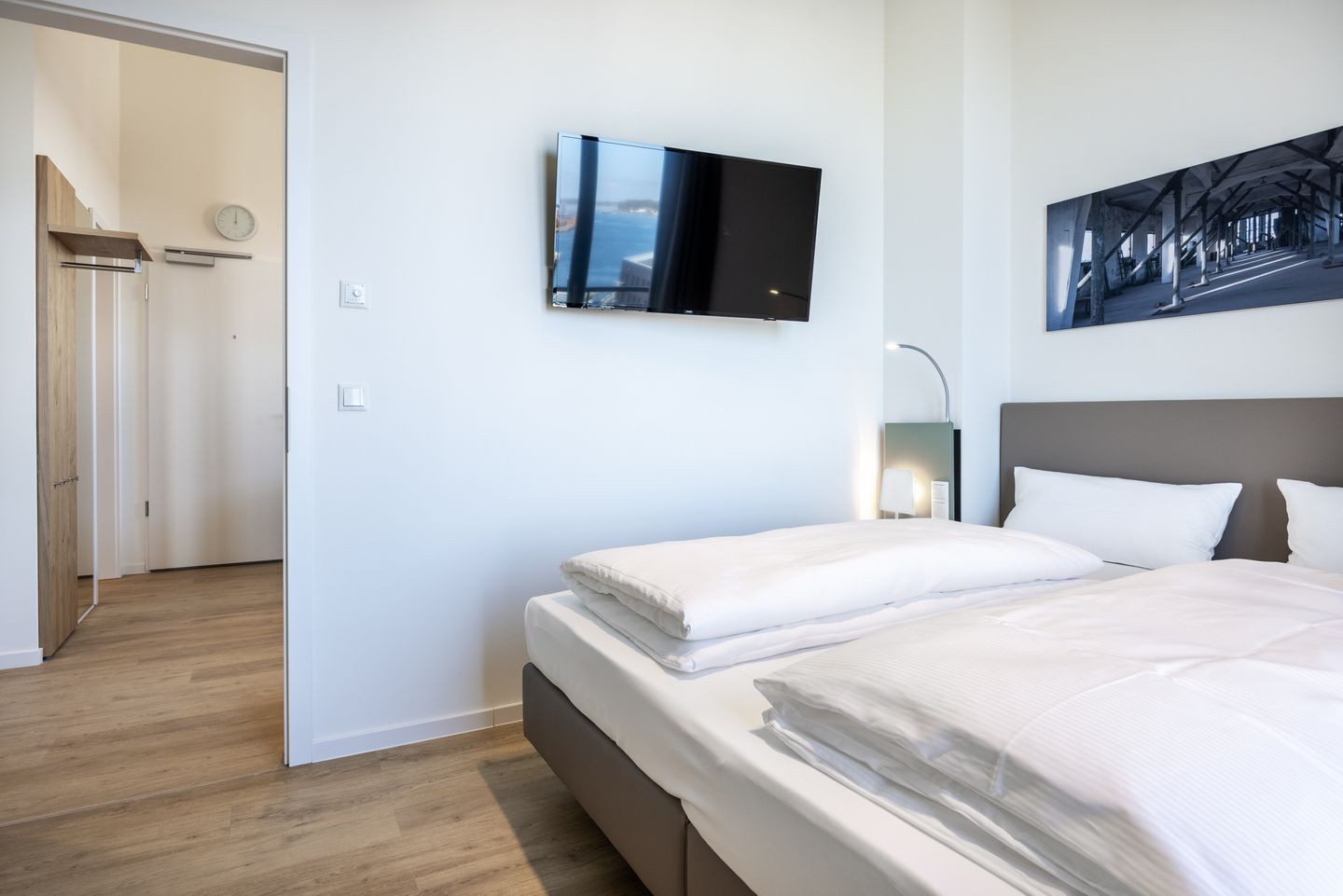 Krusespeicher Krusespeicher 6-73 Wismar - Schlafzimmer mit Doppelbett und Flatscreen TV