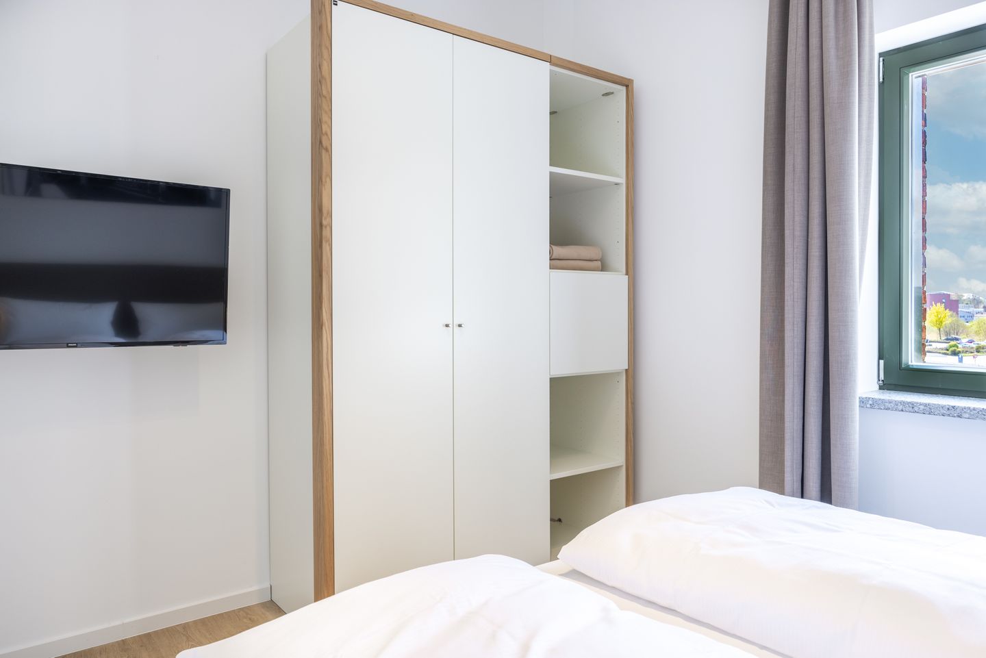 Krusespeicher Krusespeicher 2-40 Wismar - Schlafzimmer mit TV und Kleiderschrank