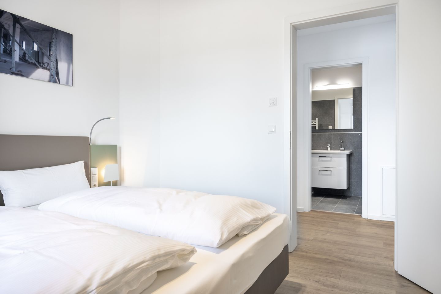 Krusespeicher Krusespeicher 2-40 Wismar - Schlafzimmer mit Doppelbett und Zugang zum Badezimmer