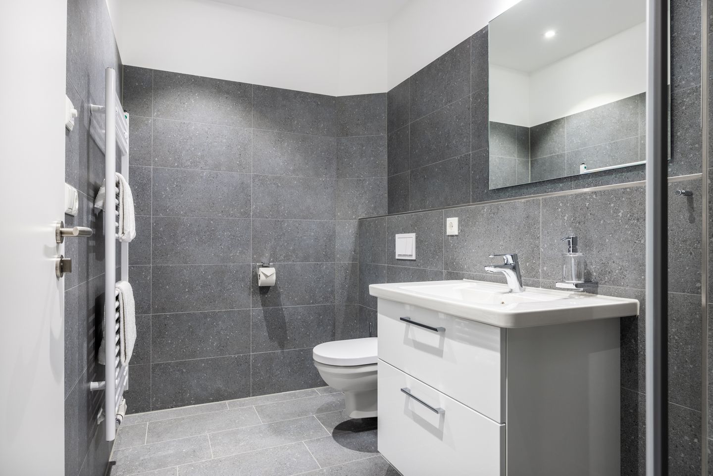 Krusespeicher Krusespeicher 2-40 Wismar - Badezimmer mit Waschtisch, WC und Spiegel