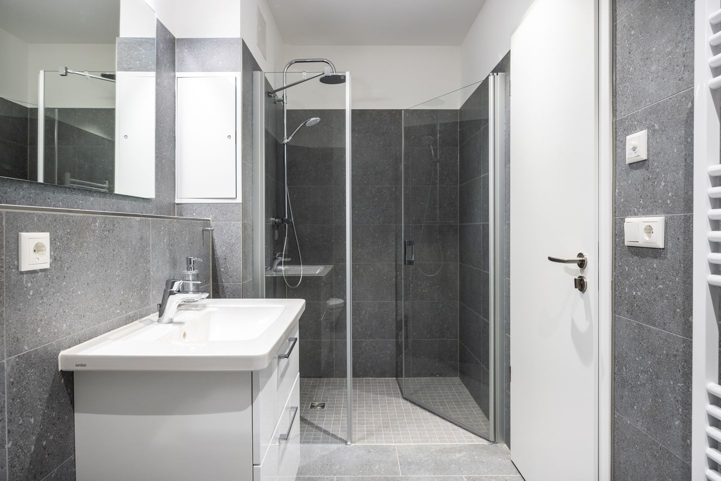 Krusespeicher Krusespeicher 2-40 Wismar - Badezimmer mit Dusche, Waschtisch, WC und Spiegel