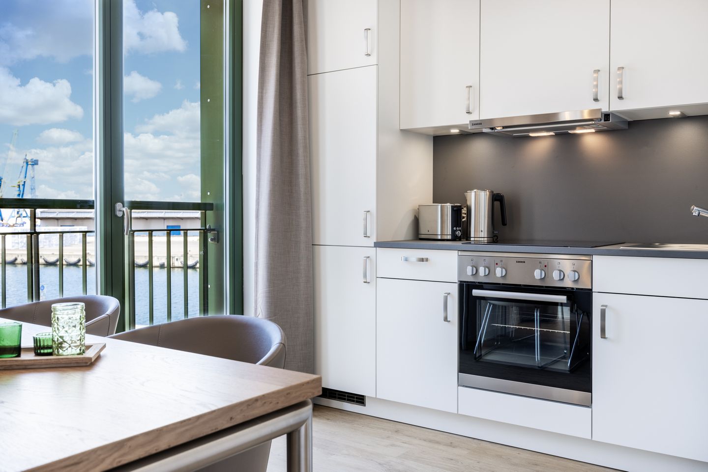 Krusespeicher Krusespeicher 2-40 Wismar - Küche mit Küchenzeile und Esstisch