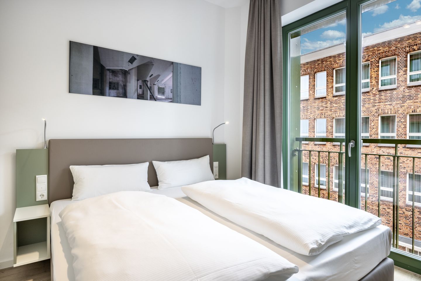 Krusespeicher Krusespeicher 3-46 Wismar - Schlafzimmer mit Doppelbett und Ausblick