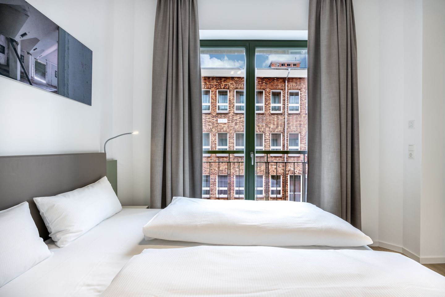 Krusespeicher Krusespeicher 3-46 Wismar - Schlafzimmer mit Doppelbett und Ausblick