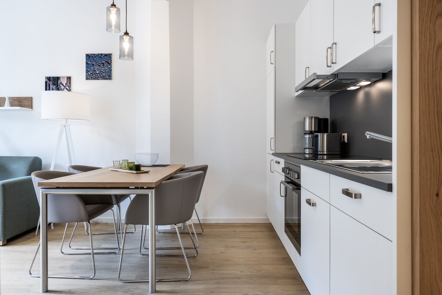 Krusespeicher Krusespeicher 3-46 Wismar - Wohn-/Essbereich mit Esstisch und Küchenzeile