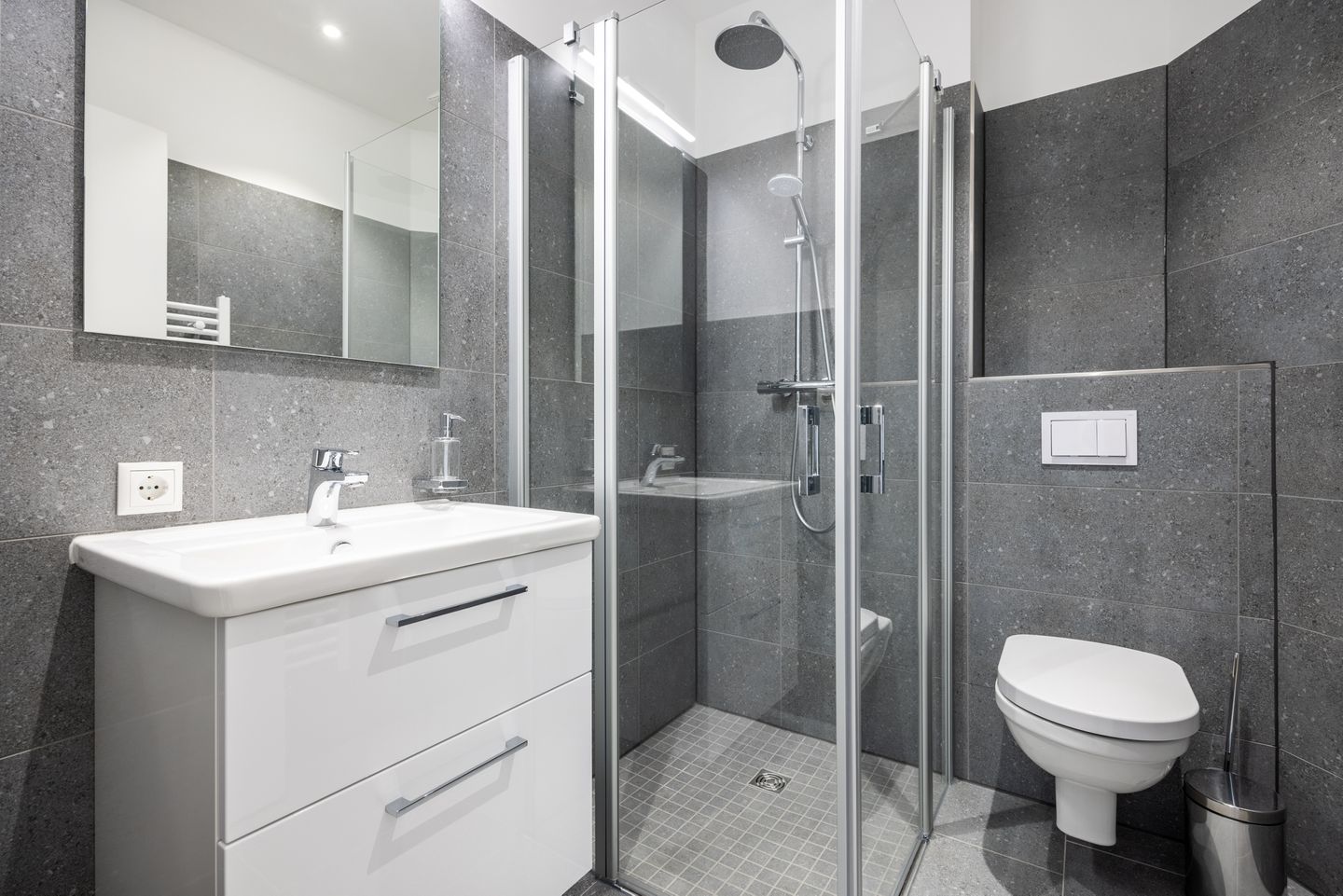 Krusespeicher Krusespeicher 3-46 Wismar - Badezimmer mit Dusche, Waschtisch, WC und Spiegel