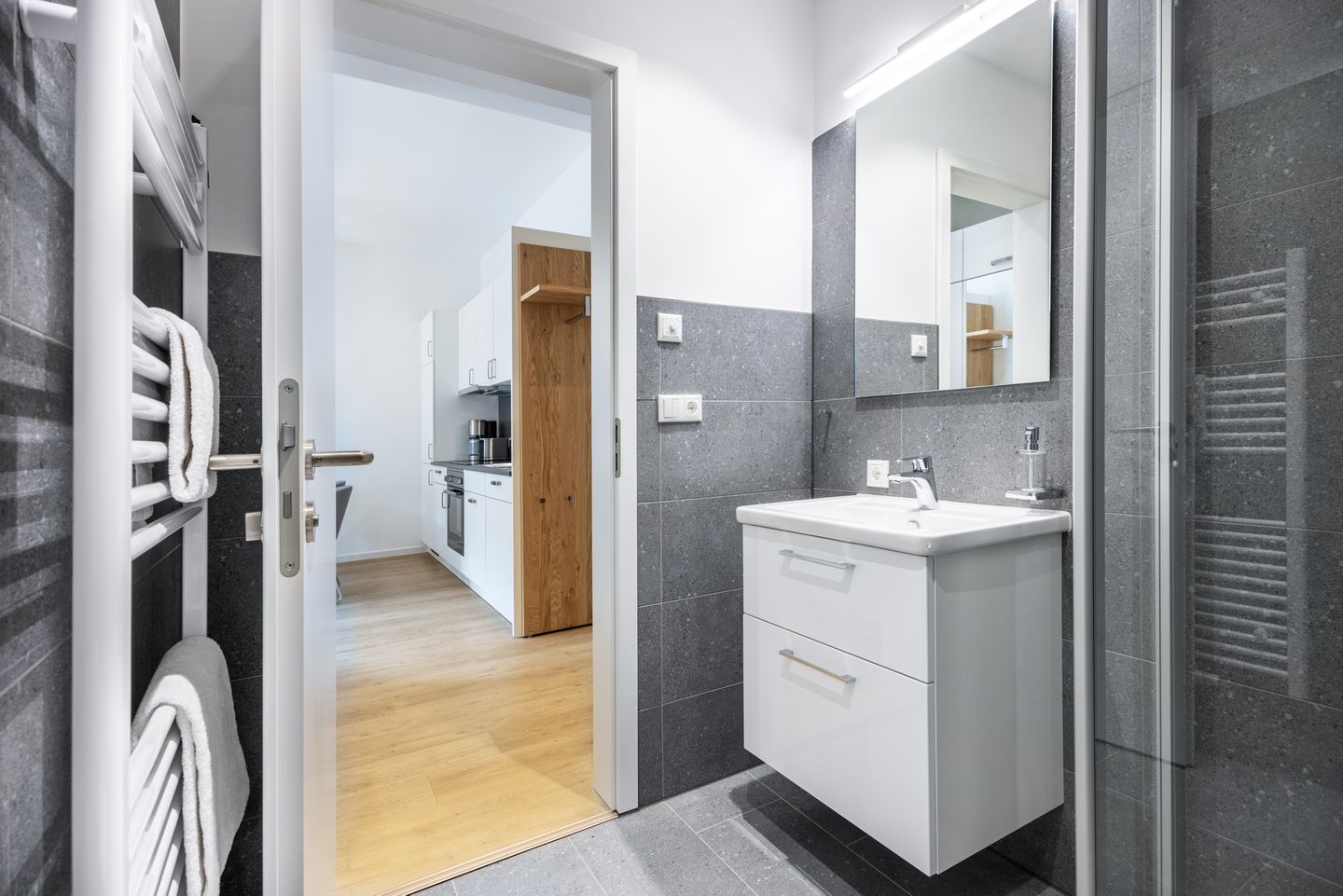 Krusespeicher Krusespeicher 3-46 Wismar - Badezimmer mit Waschtisch und Spiegel