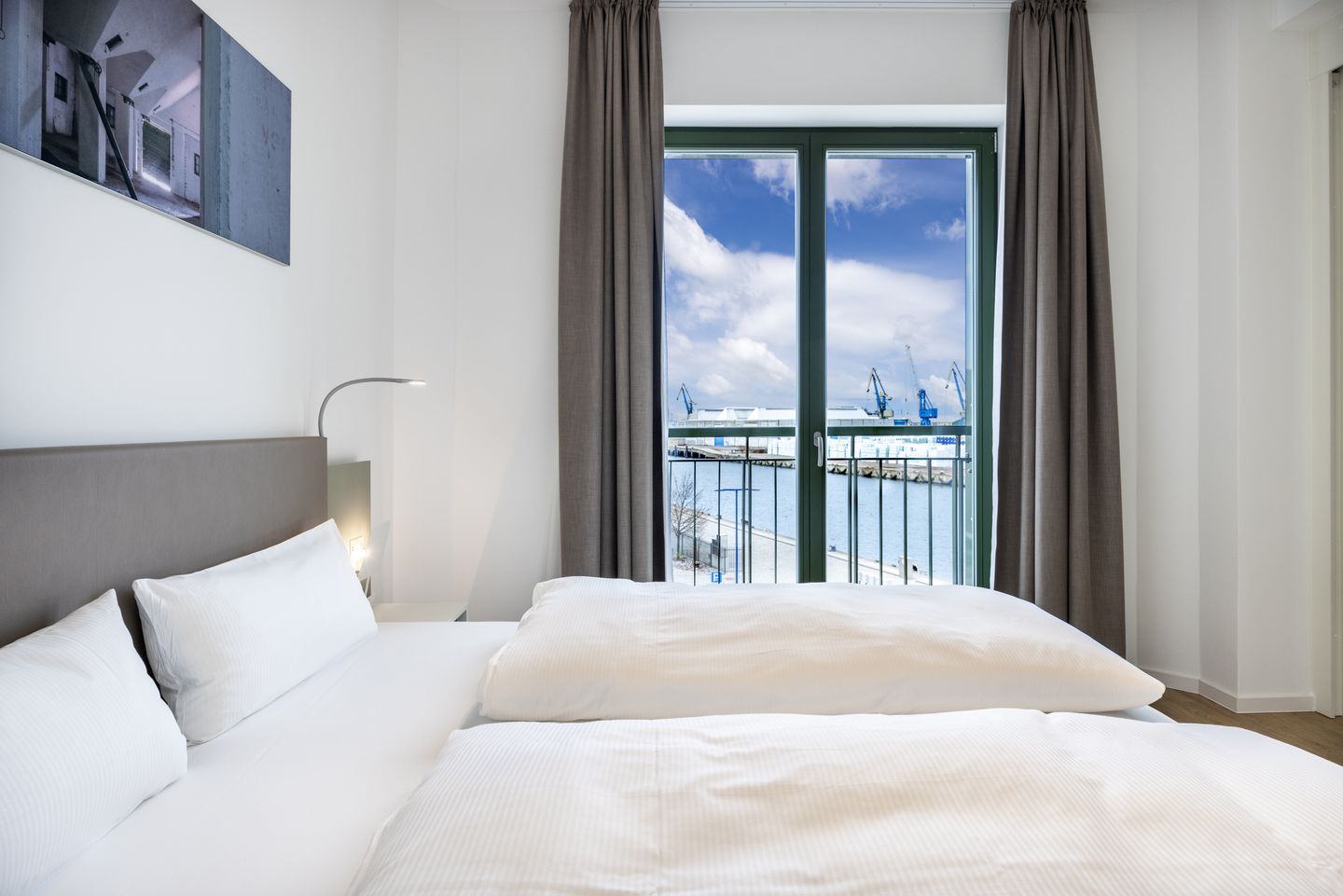 Krusespeicher Krusespeicher 3-49 Wismar - Schlafzimmer mit Doppelbett und Ausblick