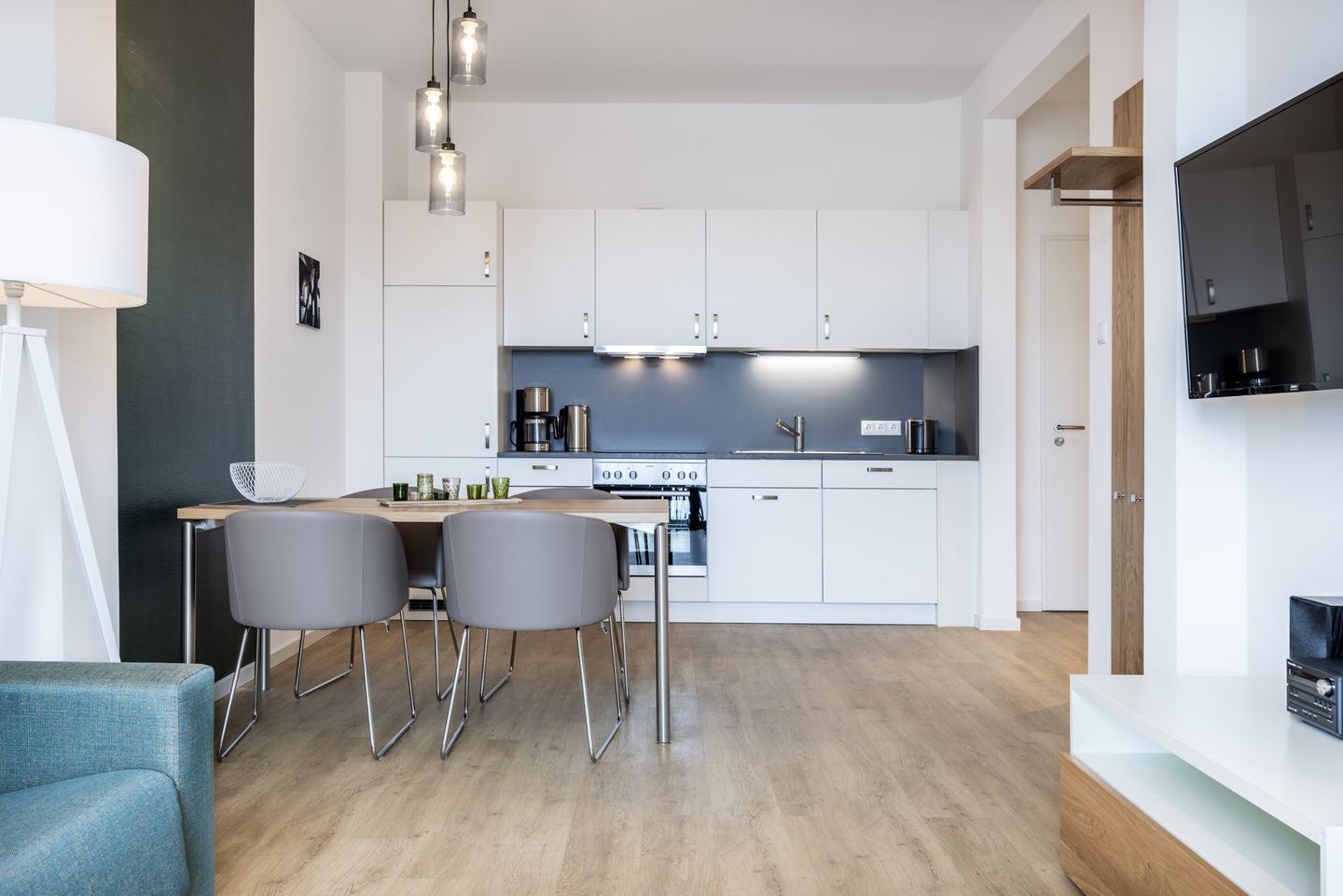 Krusespeicher Krusespeicher 3-49 Wismar - Wohn-/Essbereich mit Esstisch und Küchenzeile