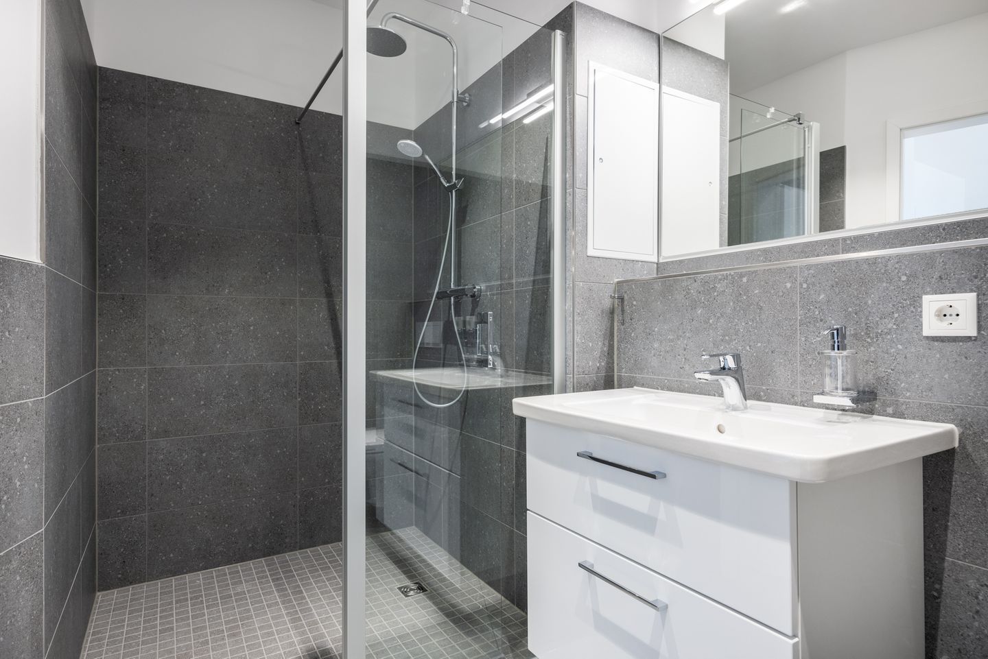 Krusespeicher Krusespeicher 3-49 Wismar - Badezimmer mit Dusche, Waschtisch und Spiegel