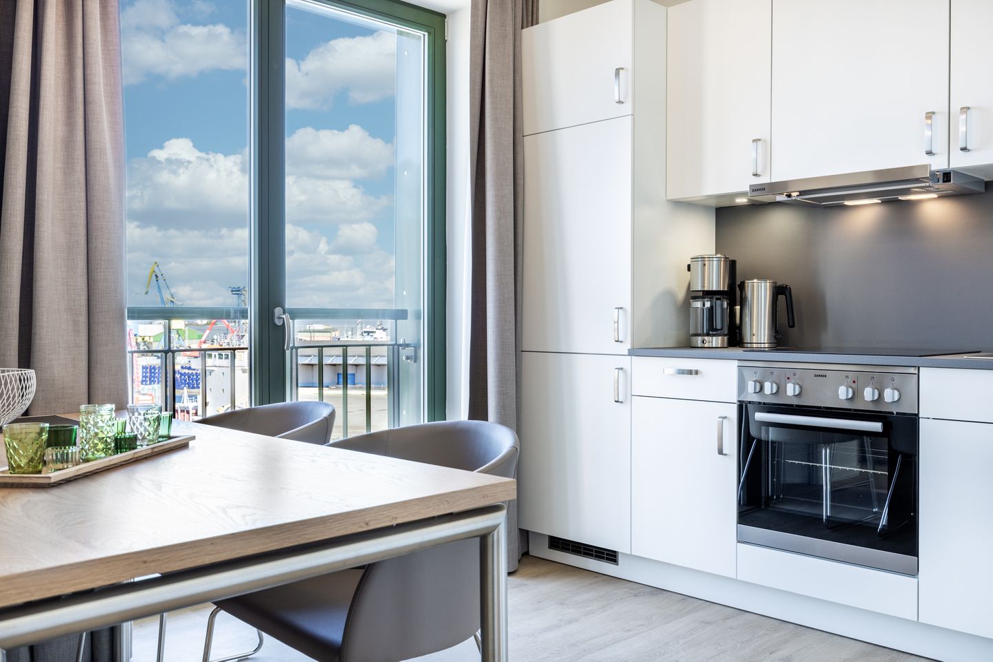 Krusespeicher Krusespeicher 5-64 Wismar - Küchenzeile mit Esstisch und Sitzgelegenheit