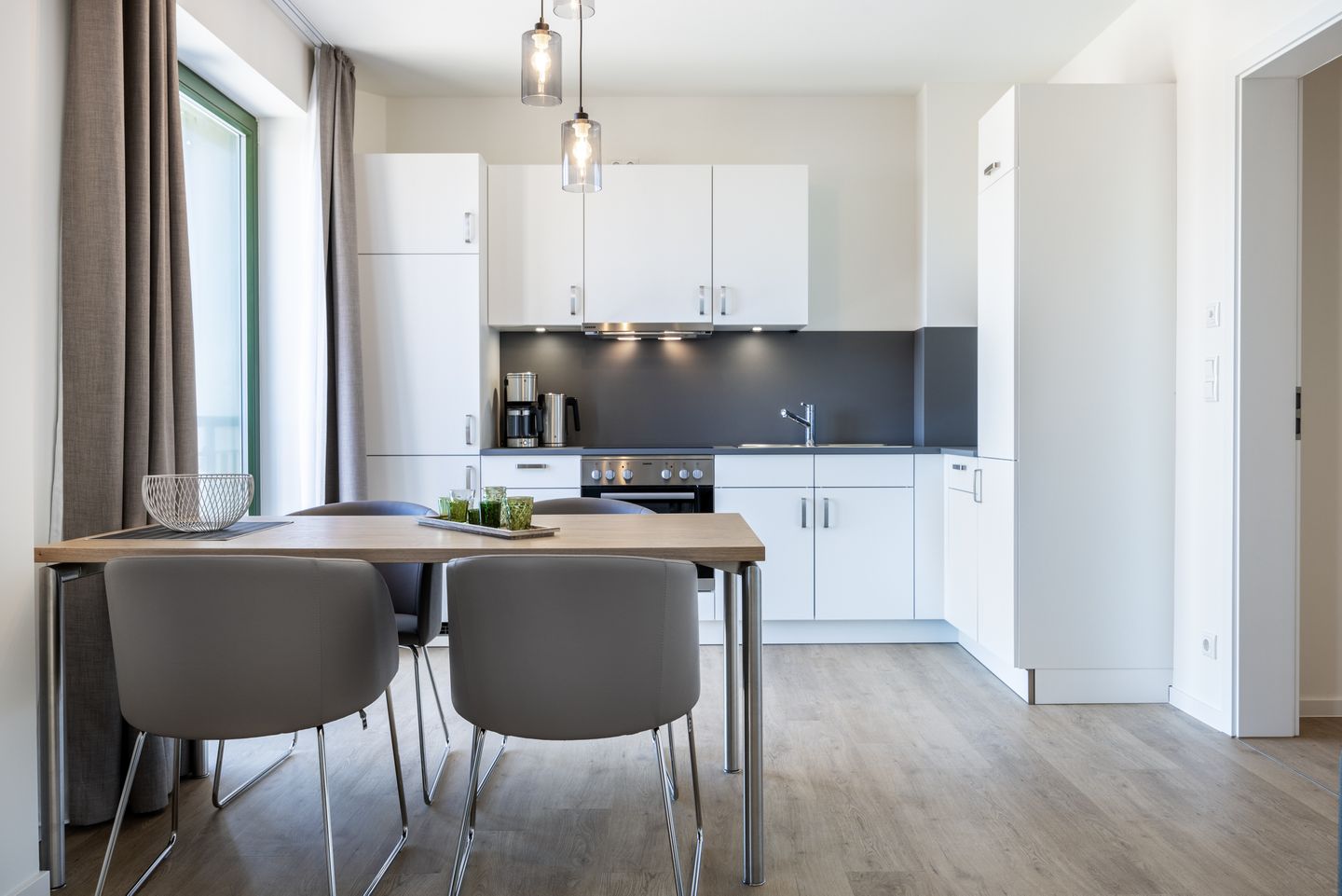 Krusespeicher Krusespeicher 5-64 Wismar - Küchenzeile mit Esstisch und Sitzgelegenheit