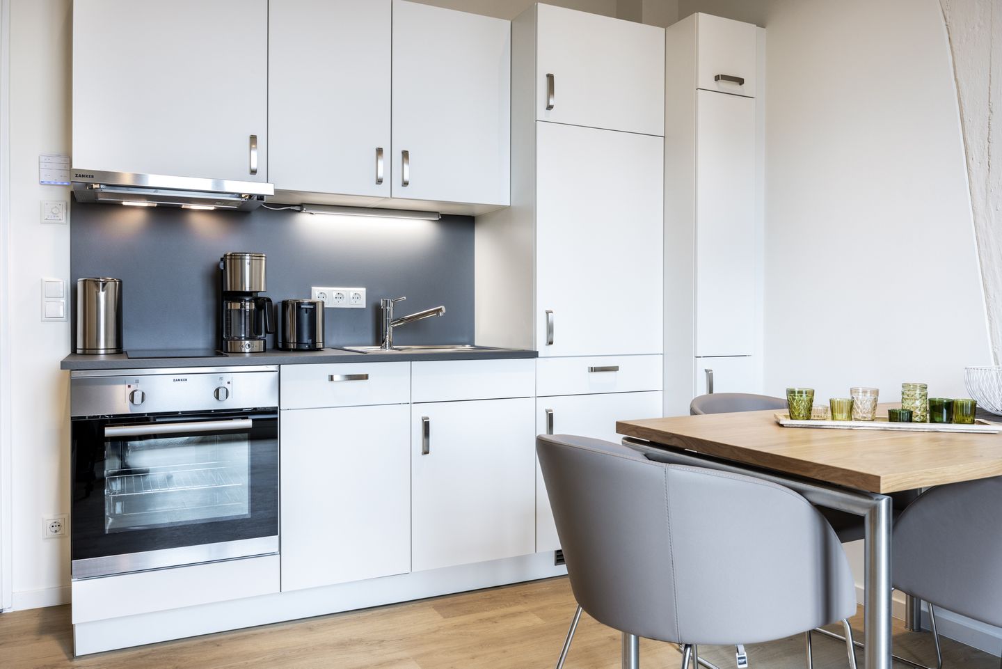 Krusespeicher Krusespeicher 6-70 Wismar - Küchenzeile mit Esstisch und Sitzgelegenheit