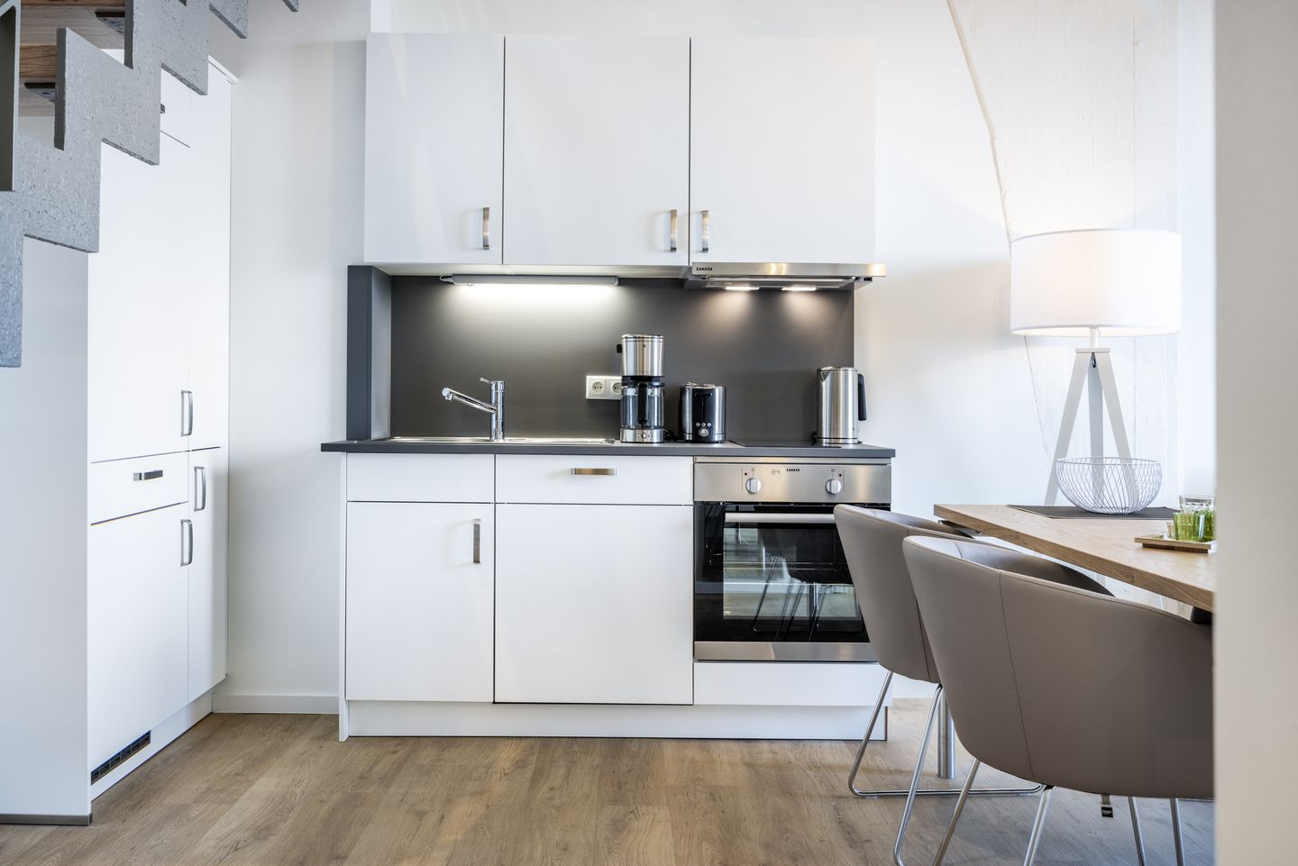 Krusespeicher Krusespeicher 6-75 Wismar - Küchenzeile mit Esstisch und Sitzgelegenheit