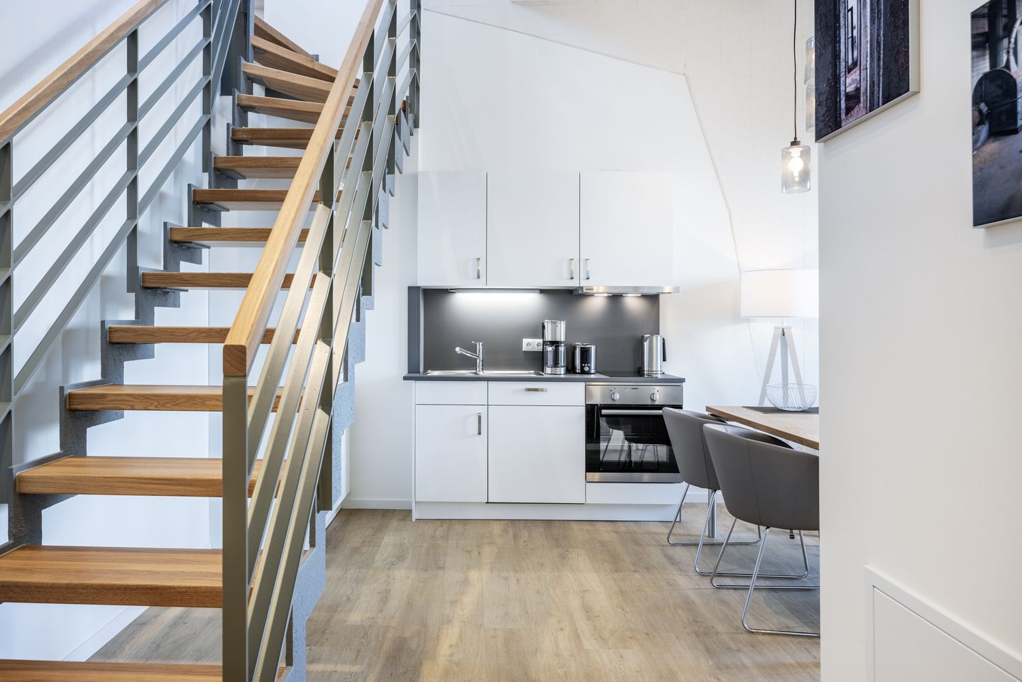 Krusespeicher Krusespeicher 6-75 Wismar - Küchenzeile mit Esstisch und Sitzgelegenheit