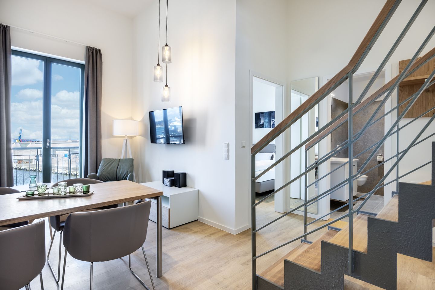 Krusespeicher Krusespeicher 6-76 Wismar - Wohn-Essbereich mit Esstisch, Sitzgelegenheit und Küchenzeile