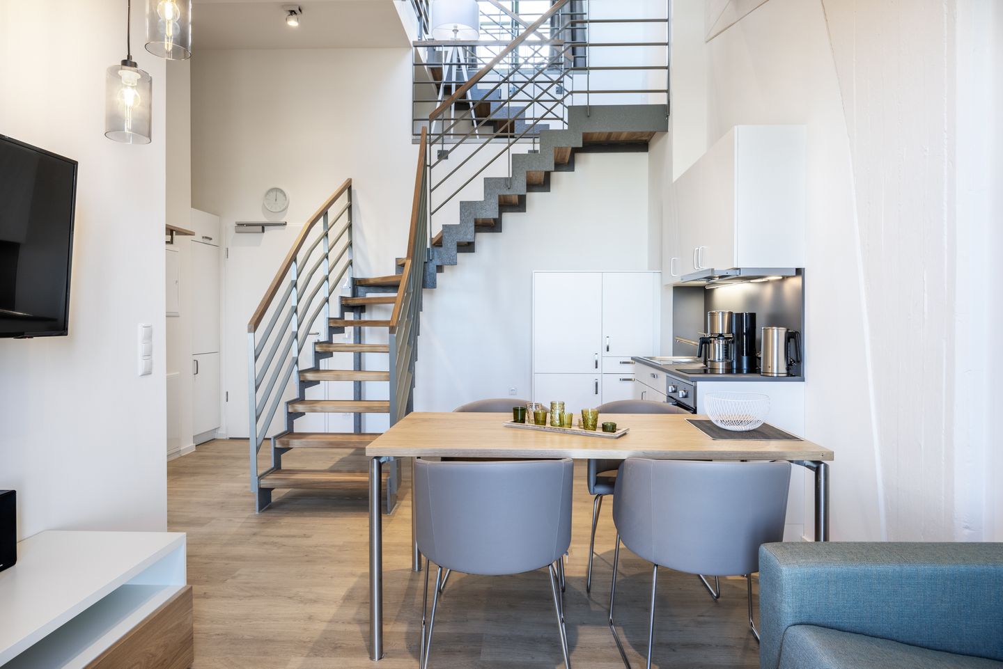 Krusespeicher Krusespeicher 6-76 Wismar - Wohn-Essbereich mit Esstisch und Sitzgelegenheit