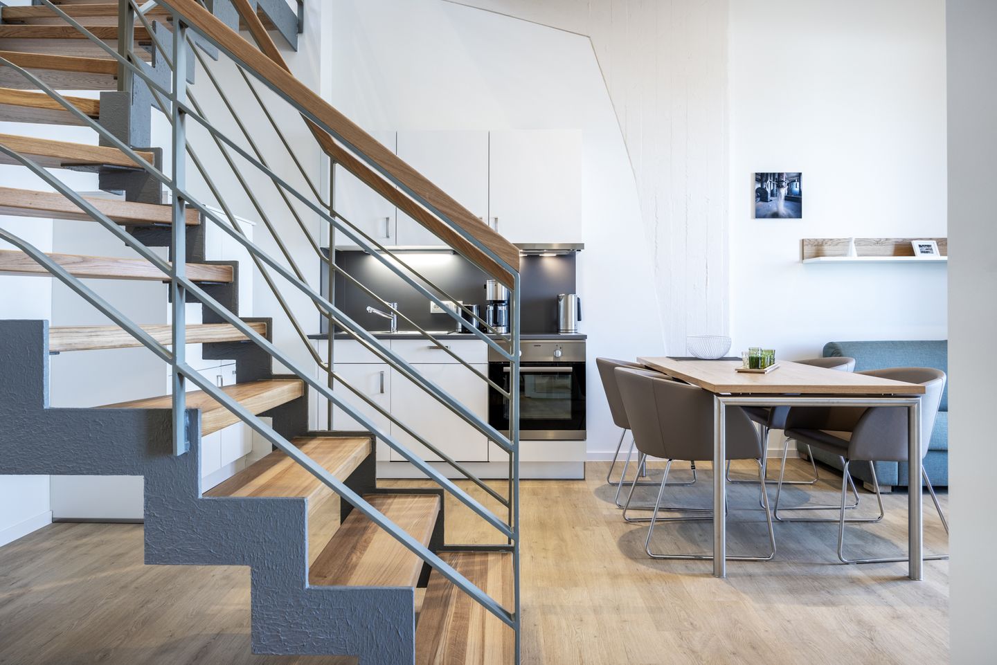 Krusespeicher Krusespeicher 6-76 Wismar - Küchenzeile mit Esstisch und Sitzgelegenheit