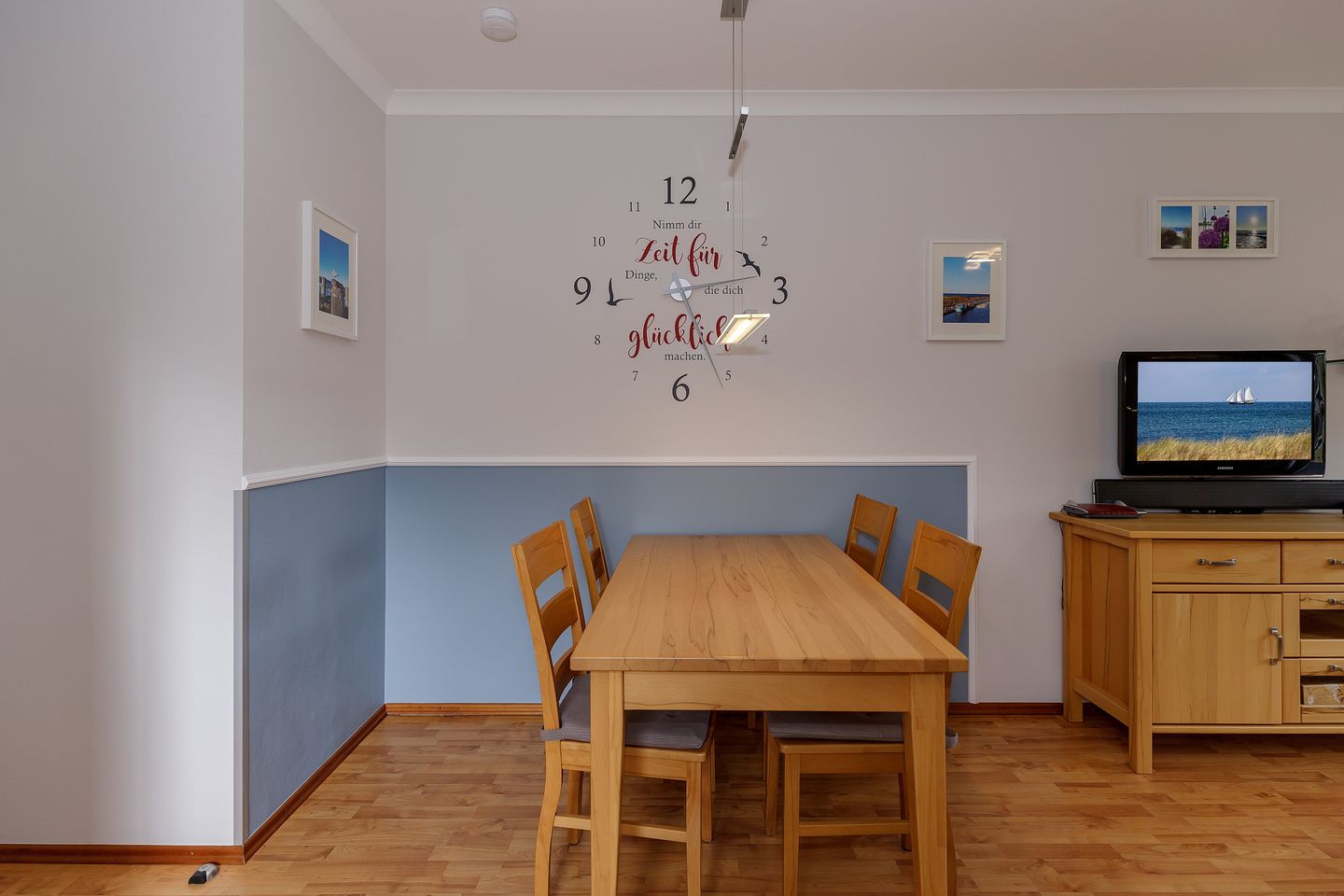 Apartment-Residenz Ostseestrand Apartment-Residenz Ostseestrand 05 Kühlungsborn - Wohn-Essbereich mit Couch und Esstisch