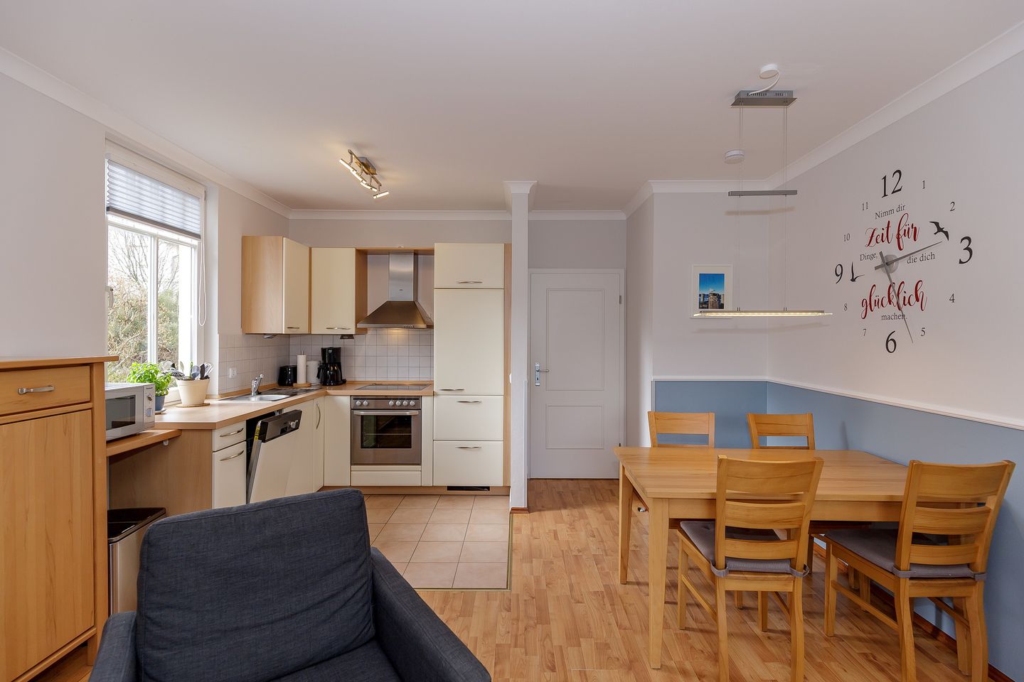 Apartment-Residenz Ostseestrand Apartment-Residenz Ostseestrand 05 Kühlungsborn - Küchenzeile mit Esstisch und Sitzgelegenheit