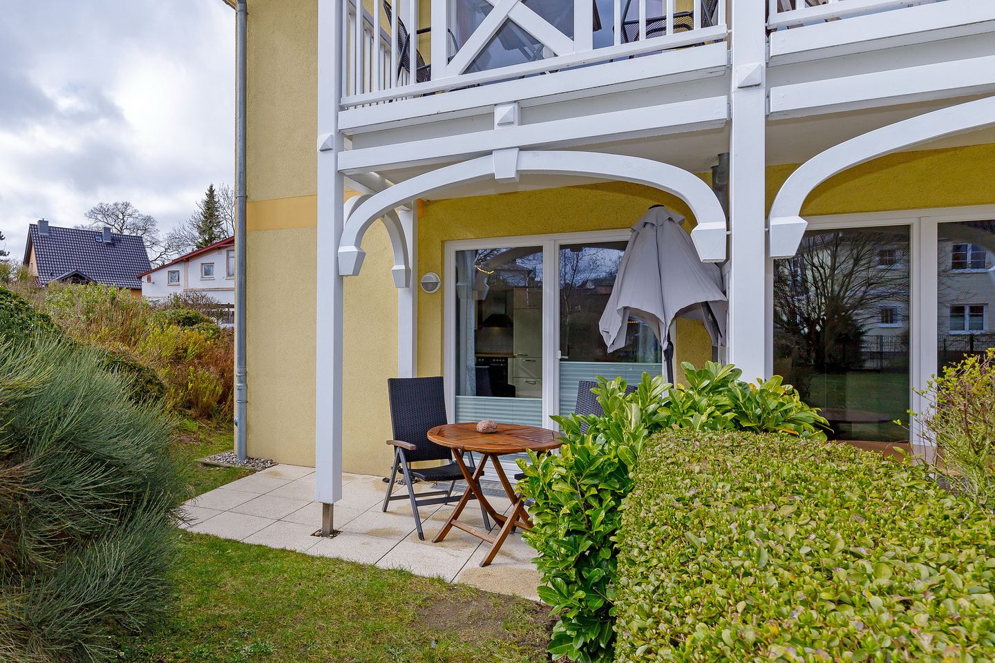 Apartment-Residenz Ostseestrand Apartment-Residenz Ostseestrand 05 Kühlungsborn - Terrasse mit Gartenmöbeln