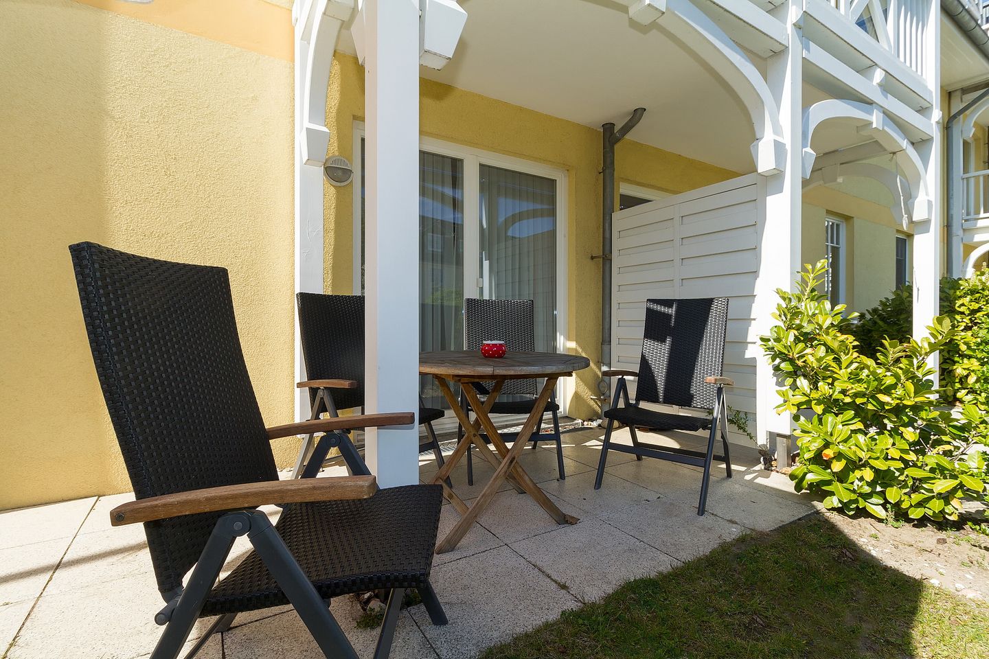 Apartment-Residenz Ostseestrand Apartment-Residenz Ostseestrand 05 Kühlungsborn - Terrasse mit Gartenmöbeln