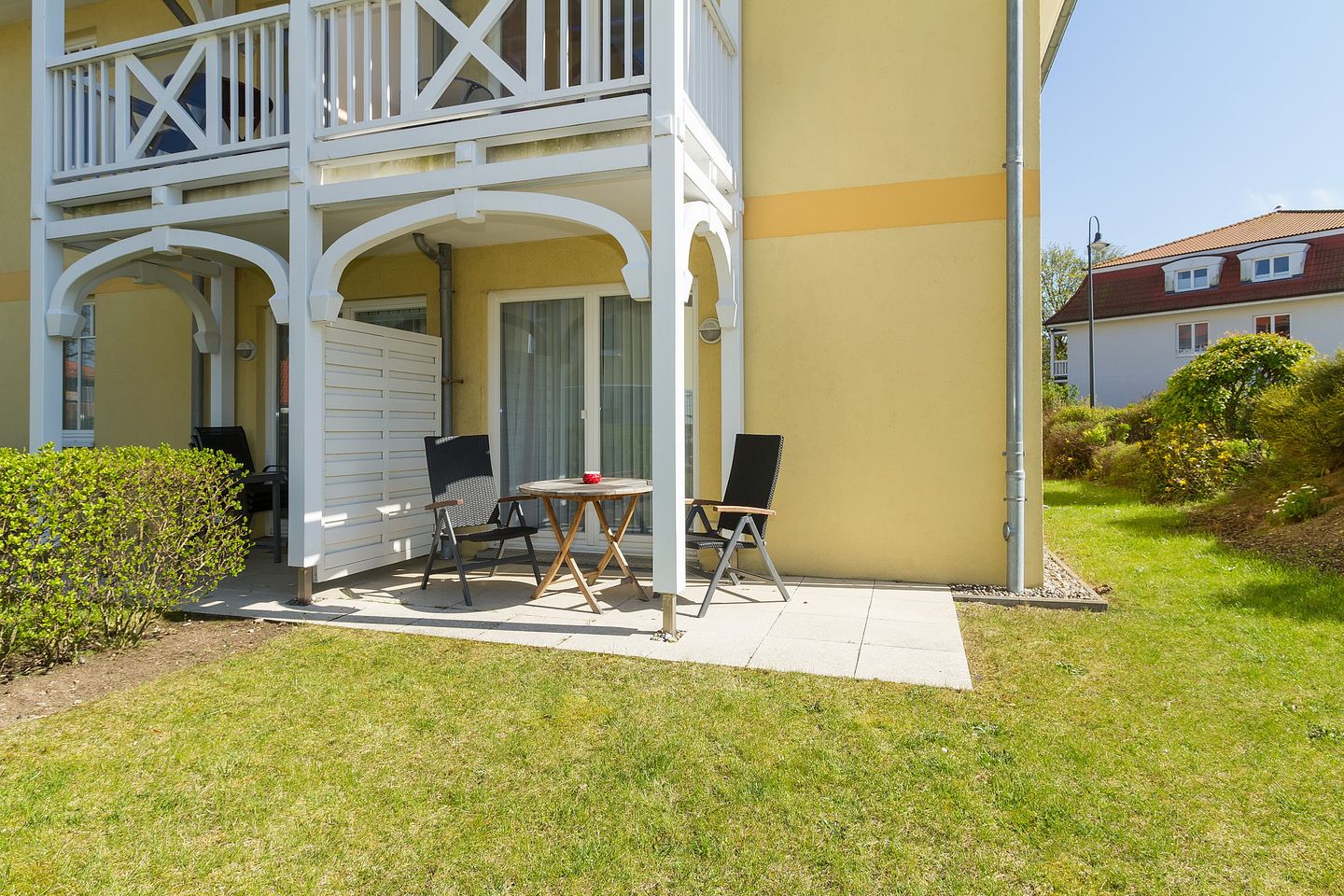 Apartment-Residenz Ostseestrand Apartment-Residenz Ostseestrand 05 Kühlungsborn - Terrasse mit Gartenmöbeln und Grünfläche