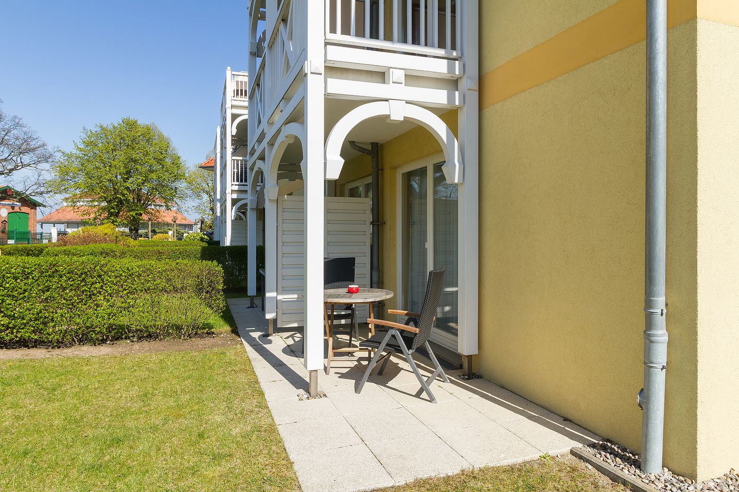 Apartment-Residenz Ostseestrand Apartment-Residenz Ostseestrand 05 Kühlungsborn - Terrasse mit Gartenmöbeln und Grünfläche