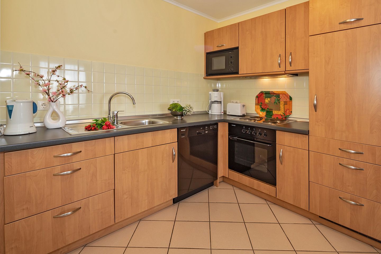 Seehof Seehof 132 Usedom - Küchenzeile mit Esstisch und Sitzgelegenheit