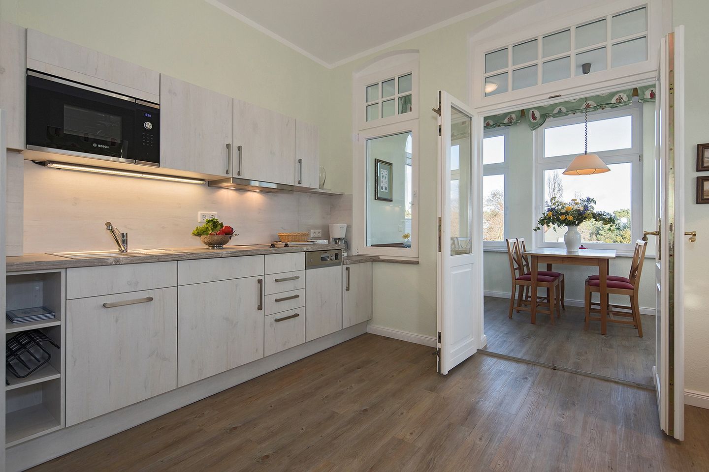 Villa Aegir Villa Aegir 121 Usedom - Küche mit Esstisch und Sitzgelegenheit