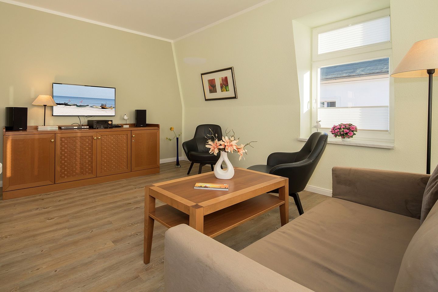 Villa Aegir Villa Aegir 122 Usedom - Wohn-Essbereich mit Couch und Flatscreen-TV