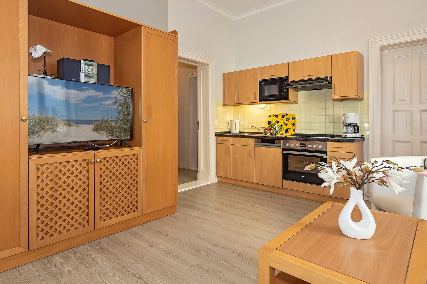 Villa am Ostseestrand Villa am Ostseestrand 104 Usedom - Wohn-Essbereich mit Couch und Küchenzeile