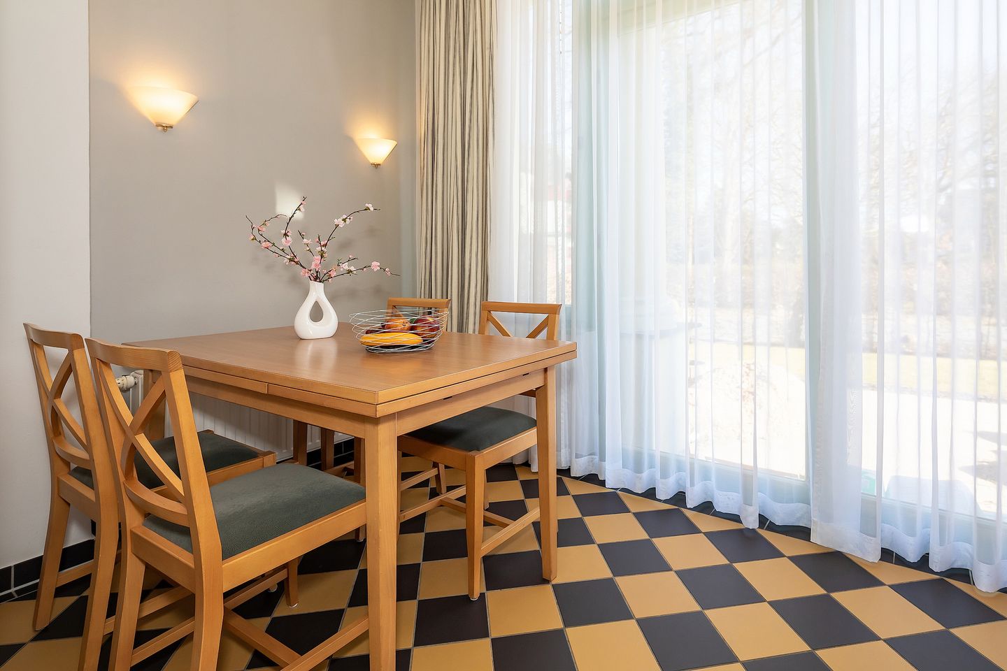 Villa am Ostseestrand Villa am Ostseestrand 104 Usedom - Wohn-Essbereich mit Esstisch, Sitzgelegenheit und Küchenzeile