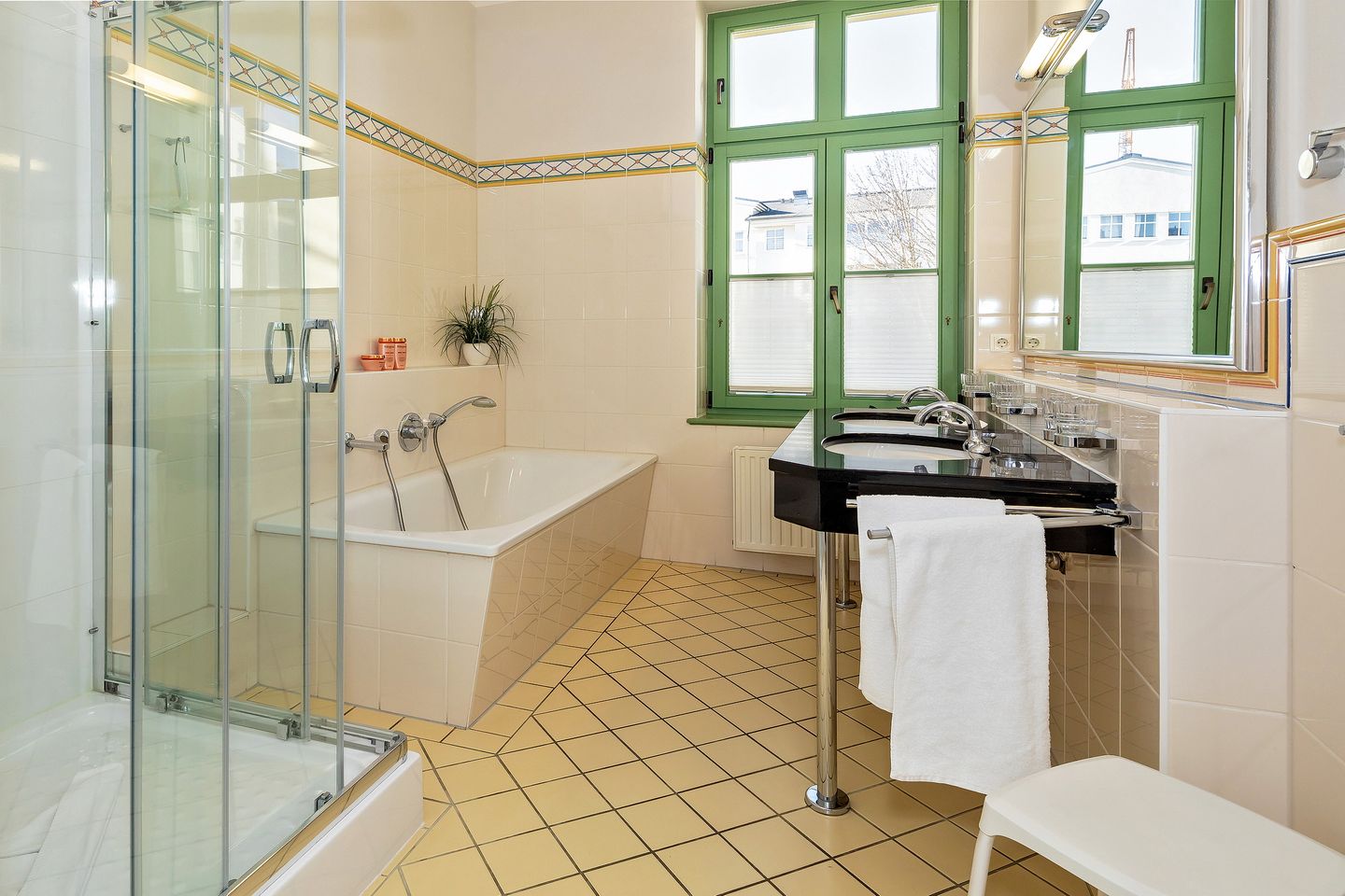Villa am Ostseestrand Villa am Ostseestrand 104 Usedom - Badezimmer mit Badewanne und Dusche