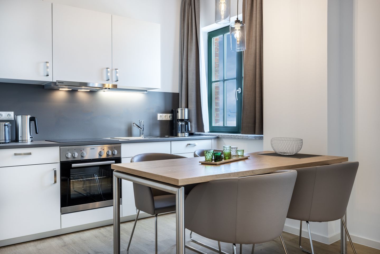 Krusespeicher Krusespeicher 2-36 Wismar - Wohn-/Essbereich mit Küchenzeile