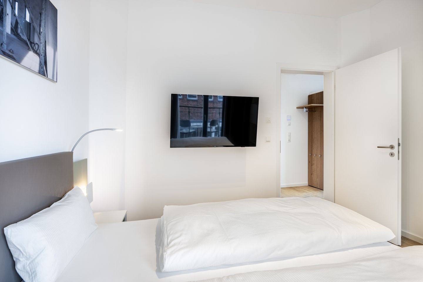 Krusespeicher Krusespeicher 2-36 Wismar - Schlafzimmer mit Doppelbett und Flatscreen TV