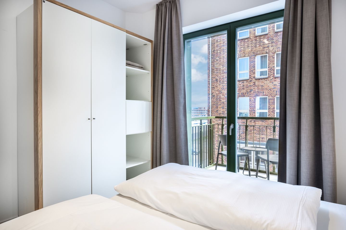 Krusespeicher Krusespeicher 2-36 Wismar - Schlafzimmer mit Doppelbett und Kleiderschrank