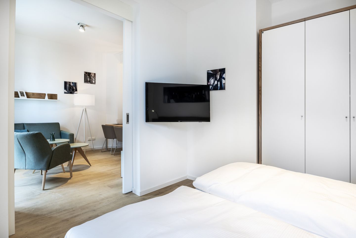 Krusespeicher Krusespeicher 2-37 Wismar - Schlafzimmer mit Doppelbett, Kleiderschrank und Flatscreen TV