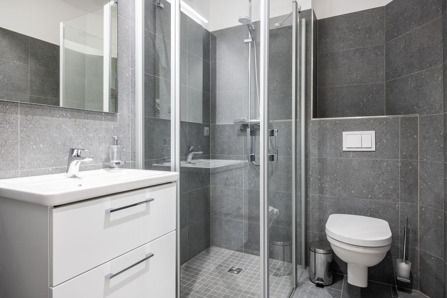 Krusespeicher Krusespeicher 2-37 Wismar - Badezimmer mit Dusche, Waschtisch, WC und Spiegel