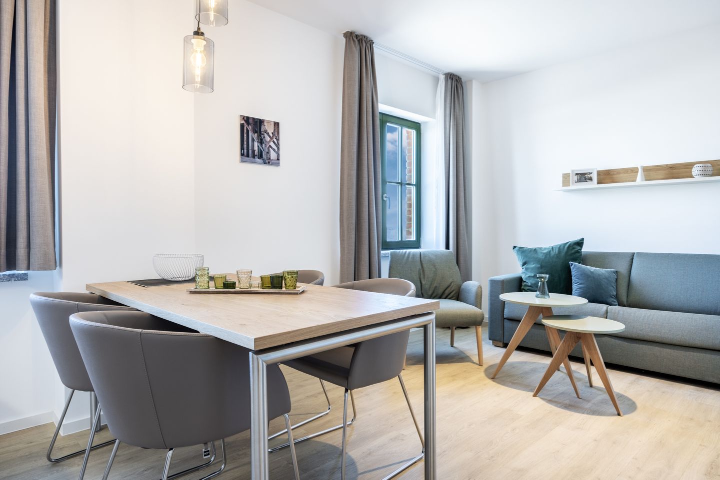 Krusespeicher Krusespeicher 3-44 Wismar - Wohn-/Essbereich mit Couch und Esstisch