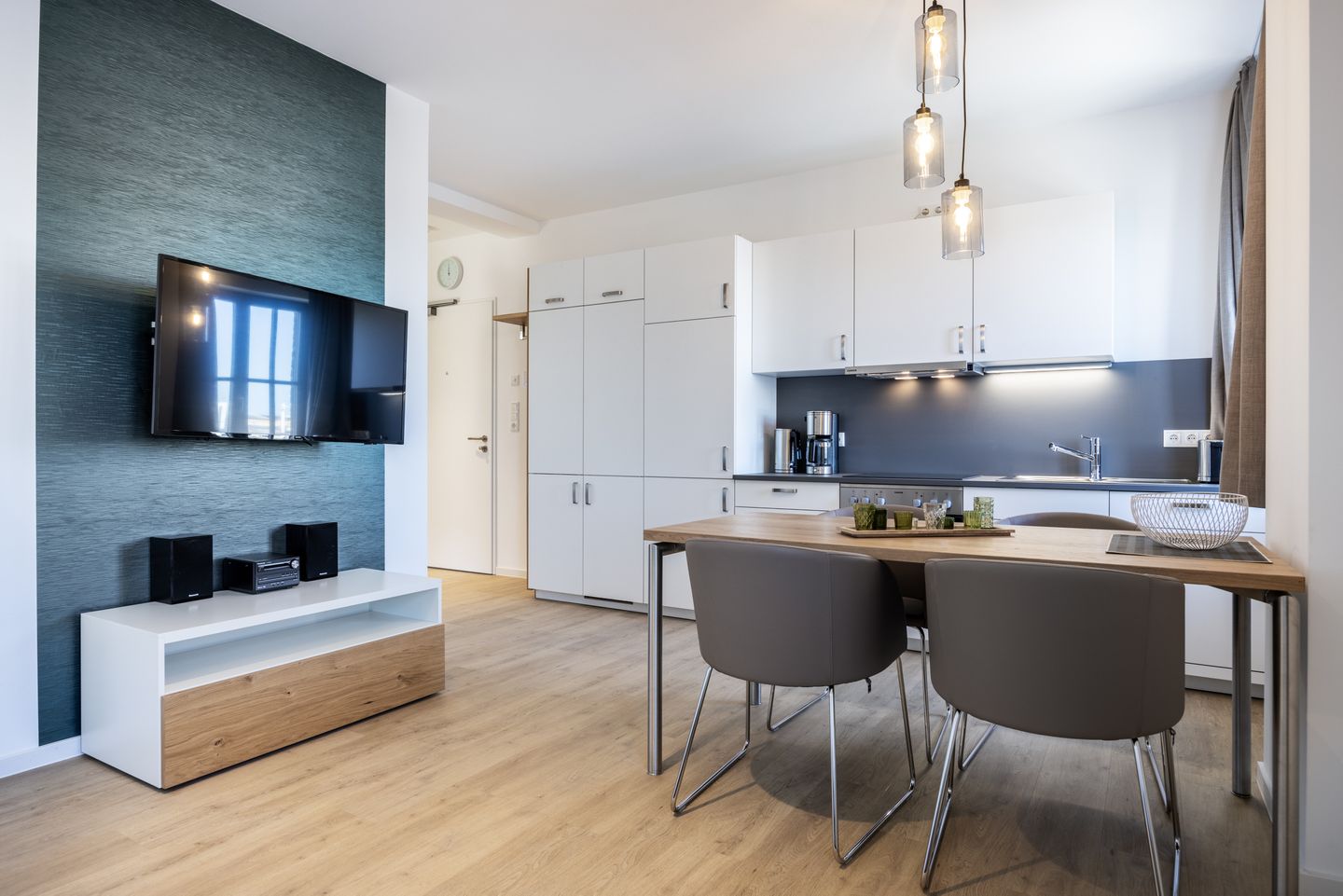 Krusespeicher Krusespeicher 3-44 Wismar - Wohn-/Essbereich mit Esstisch und TV